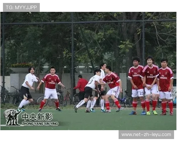 逆境中奋勇拼搏：永不言弃的足球战士，足球运动员逆足